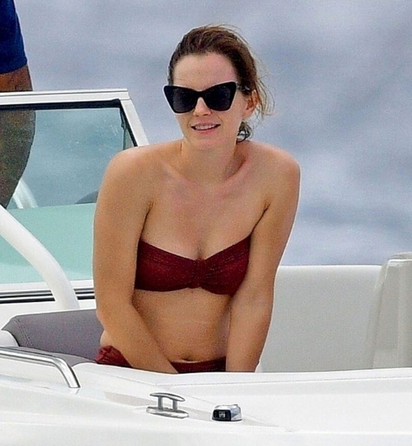 Emma Watson Shows Off Her Sexy Ass in Bikini in Barbados pics